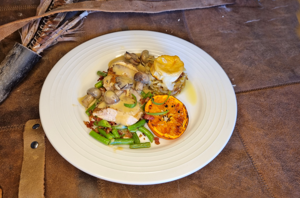 Fasaania papu-pekonipedillä, sienikastiketta, perunaa ja paahdettua vuohenjuustoa.